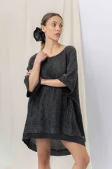 Vestido-buzo tejido oversize jaspeado con escote redondo, mangas amplias tipo murciélago y terminaciones acanaladas en ruedo y puños.