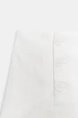 Shorts de tiro alto confeccionados en mezcla de ramio, de color blanco. Presentan forro interior a tono y diseño con doble botonadura frontal.