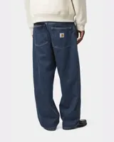 Pantalón de denim azul oscuro, corte ancho y holgado, con tiro bajo y cinco bolsillos. Presenta etiqueta de marca en el bolsillo trasero derecho.