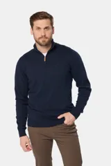 Buzo liso de punto fino en hilo de algodón color azul marino, con cuello alto y cierre frontal parcial con detalle de tirador de cuero.