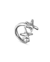 Anillo de aleación de metales bañado en plata con diseño abierto y dos estrellas de mar en los extremos.