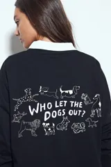 Remera de manga larga en color blanco, con corte relajado y cuello redondo. Presenta un pequeño estampado gráfico en la parte inferior frontal con la frase 'WHO WH WHO?' y un dibujo de un perro.