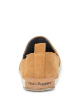 Alpargata Hush Puppies de gamuza color mostaza, con suela de yute trenzado y detalle de elástico lateral con diseño multicolor. Cuenta con forro interior de algodón orgánico.