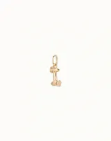 Dije con forma de letra I, con diseño redondeado y acabado brillante, bañado en oro de 18k.