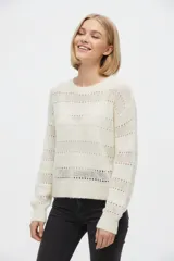 Sweater de poliamida color blanco, de corte holgado, con cuello redondo y diseño calado a rayas horizontales.