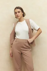 Conjunto sastrero negro compuesto por un chaleco con escote en V y pantalón de vestir de corte recto y tiro alto.