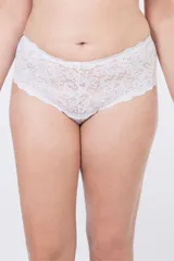 Bombacha blanca de encaje con tiro alto y puntilla elastizada.