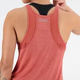 Musculosa deportiva New Balance color salmón con logo reflectivo en el pecho.