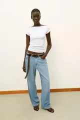 Camiseta negra de corte slim fit, con cuello barco y manga corta.