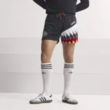 Short de fútbol Adidas inspirado en el diseño de 1994 de la selección de Alemania. Es de color negro con un panel lateral estampado con rombos en los colores de la bandera alemana (negro, rojo y amarillo). Presenta el escudo de la DFB en la pierna derecha, cordón de ajuste tricolor y corte holgado.