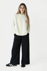 Buzo crudo con capucha y bolsillo tipo canguro, con estampado de ají y la frase "Spice it up" en el pecho.