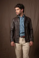 Camisa de cuero marrón oscuro, parte de la colección Easy Rider de Club House, con cierre frontal de botones y bolsillos con solapa en el pecho.