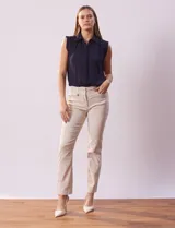 Pantalón negro de gabardina elastizada marca Tahari, corte slim, con pretina con pasadores, cierre y broche interno. Delantera y trasera con bolsillos.
