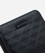Billetera pequeña de poliuretano color negro, con cierre de cremallera y textura geométrica triangular. Incluye placa metálica con el logo de la marca en el frente.
