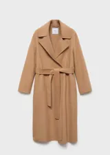 Abrigo tipo batín de lana reciclada, con diseño oversize, cuello con solapas, manga larga, dos bolsillos delanteros y cinturón desmontable para ajustar a la cintura.