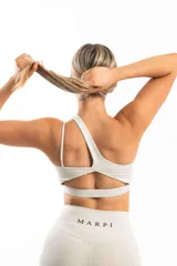 Top deportivo celeste de un solo hombro con logo en el frente.