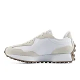 Championes New Balance 327, modelo W327SUB, con diseño retro inspirados en los años 70. Combinan base de nailon blanco con superposiciones de gamuza en tono beige y el icónico logotipo 'N' en color verde menta en los laterales. Cuenta con entresuela amortiguada y suela de goma con tapones inspirada en el trail running que se extiende por el talón.