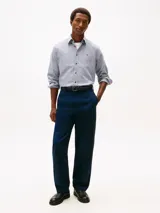 Camisa de manga larga Tommy Hilfiger de corte regular, confeccionada en sarga de puro algodón con diseño a cuadros finos y cuello abotonado. Cuenta con cierre frontal de botones y el logo bordado en el pecho.
