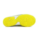 Championes de fútbol sala Diadora modelo Goal, color blanco con detalles en amarillo neón y plateado. Presentan una suela de goma amarilla diseñada para superficies de interior, cordones amarillos y el logo de la marca en el lateral.