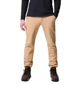 Pantalon de hombre color beige, de corte recto y estilo funcional. Cuenta con tecnología Omni-Shield que repele la humedad y manchas, múltiples bolsillos con cierre de seguridad, trabillas para cinturón y detalles reflectantes en tobillos y cintura.