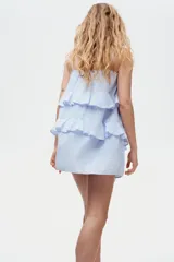 Vestido corto celeste con tirantes finos y volantes en capas.