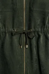 Cazadora verde oscuro de cuero sintético, de cuello con solapa, manga larga y bolsillos de plastrón en el delantero. Cuenta con cierre frontal de cremallera y cintura ajustable con cordones.