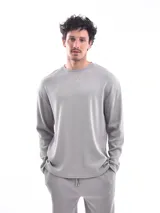 Buzo gris oscuro de tejido waffle con cuello redondo y mangas largas.