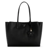 Cartera tipo tote bag Guess modelo Lucci, de color negro con acabado texturizado símil cuero. Cuenta con doble asa superior, herrajes dorados, placa metálica triangular con el logo de la marca y un charm colgante en forma de flor.
