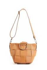 Bolso tipo cesta tejido, color marrón claro, con correa al hombro ajustable y herrajes dorados.