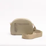 Bandolera semicircular color verde militar, con doble compartimento principal con cierre, bolsillo frontal con cierre y tirador de cordón trenzado. Incluye correa ajustable y desmontable del mismo tono con herrajes metálicos dorados.