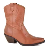Bota corta de cuero color marrón con diseño bordado en la caña y en la puntera. Tiene taco de madera y caña alta.
