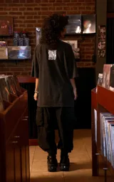 Remera de manga corta con cuello redondo y calce oversize, color negro con efecto nevado. Presenta un estampado gráfico frontal con el logo de la banda The Prodigy y elementos artísticos.