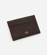 Billetera pequeña de poliuretano color marrón con ranuras para tarjetas y logo STN dorado en la esquina inferior derecha.