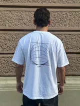 Remera blanca de algodón con corte oversize y estampado en la espalda con diseño geométrico en negro y la palabra 'OSTER' en la parte inferior.