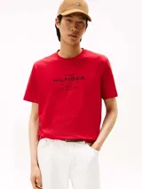 Remera de cuello redondo confeccionada en puro algodón, con corte regular y logo de la marca estampado en el pecho.