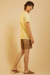 Bermuda de gabardina color tostado, con corte recto, bolsillos laterales y ruedo con dobladillo.