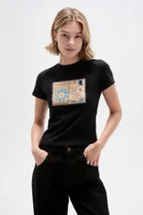 Remera de manga corta de algodón color negro, con cuello redondo a la base y estampado gráfico frontal de una carta o postal veraniega.