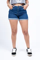 Short de jean azul con cintura alta y ruedo doblado.