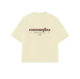 Remera de corte boxy fit color beige, con estampa gráfica en la espalda en color marrón que incluye el logo de la marca y texto descriptivo.
