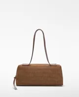 Bolso alargado color marrón, con diseño de grabado efecto cocodrilo y asas de hombro largas.