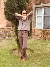 Pantalón de jean color chocolate gastado, de corte recto y flojo, con detalles de apliques de gamuza color óxido.