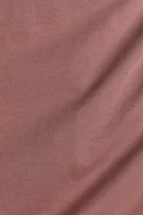 Remera de punto suave de algodón, color rosado, con cuello redondo ribeteado y mangas cortas.