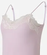 Camisón corto de tejido rib, color rosa pálido, con tirantes finos ajustables y detalle de encaje blanco en el escote.