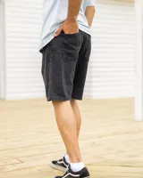 Short de jean negro con corte a la rodilla y ruedo desflecado.