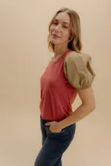 Remera de algodón color ladrillo con mangas globo de popelina color beige.