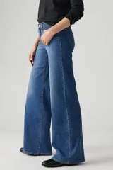 Pantalón de jean azul de tiro medio y corte wide leg.