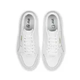 Championes Puma Carina Street de mujer, color blanco con detalles en negro y beige.
