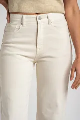 Jean recto color crudo de tiro alto, con bolsillos clásicos y diseño cropped con terminación deshilachada en las pantorrillas.