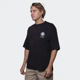 Remera de algodón color beige con efecto lavado, de corte holgado y manga corta. Presenta un pequeño logo estampado en el pecho con diseño de sol y el nombre de la marca.