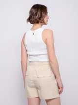 Short color beige, de corte holgado, con cintura elastizada y cordón ajustable.